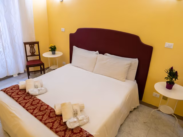 La camera matrimoniale della New Orleans guest house, a Roma